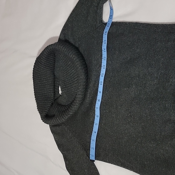 Women's Sweater - Picture 6 of 8